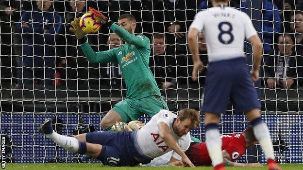 David de Gea saves from Harry Kane