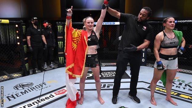 Valentina Shevchenko (left) and Jennifer Maia (right)