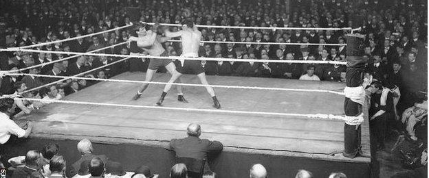 Freddie Welsh avoids a left hook from Jim Driscoll