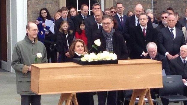 Roses on Richard III coffin