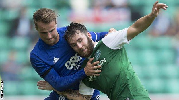 Andrew Shinnie playing against Hibernian