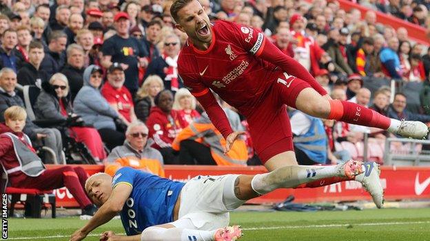 Richarlison challenges Jordan Henderson