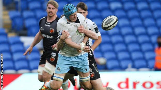 Glasgow lock Scott Cummings offloads in the build-up to Ross Thompson's try