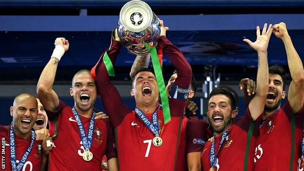 Portugal celebrate winning Euro 2016