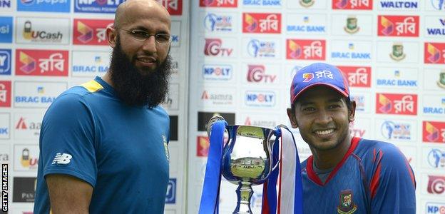 South Africa captain Hashim Amla and Bangladesh skipper Mushfiqur Rahim with the Test series trophy