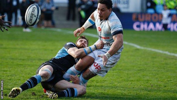 Glasgow Warriors Sean Lamont (L) tackles Racing Metro's Chris Masoe