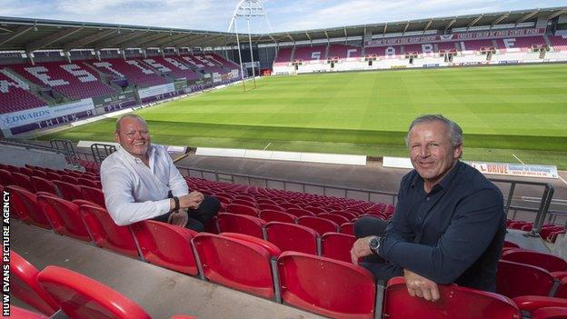 Scarlets chairman Simon Muderack (left) with board member and former New Zealand captain Sean Fitzpatrick (right)