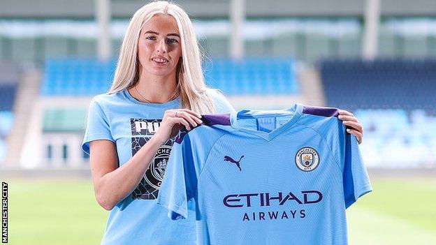 Chloe Kelly with a Manchester City shirt