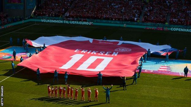 Eriksen shirt on the pitch before kick-off