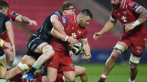 Rob Evans yn chwarae i'r Scarlets