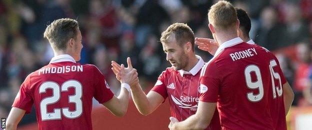 Niall McGinn (centre) celebrates for Aberdeen