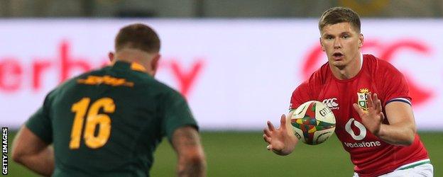 Owen Farrell catches the ball