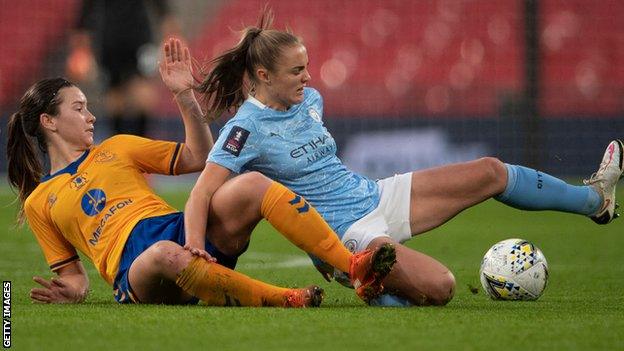 Damaris Egurrola playing for Everton at Wembley