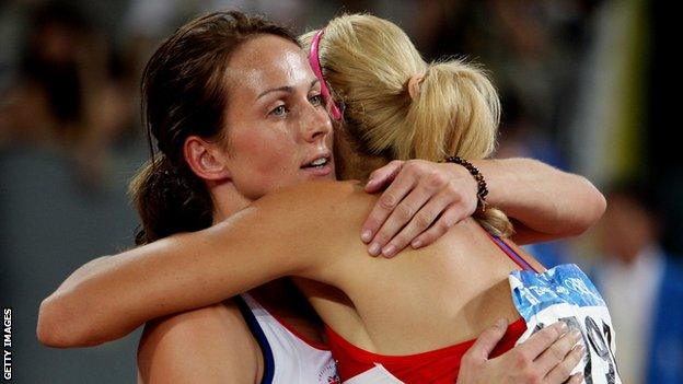 Tatyana Chernova hugs Kelly Sotherton after the women's heptathlon 800m final at Beijing 2008