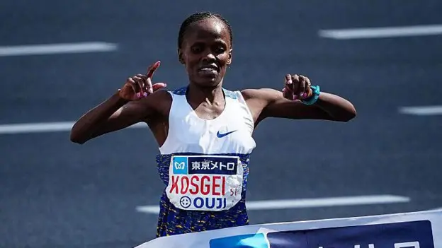 Kosgei gana el Maratón de Tokio en tiempo récord