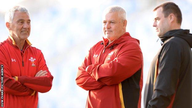 Gareth Davies (left) with Wales head coach Warren Gatland and WRU chief executive Martyn Phillips (right)