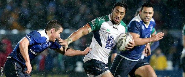 Bundee Aki attempts to burst away from Eoin Reddan at the RDS