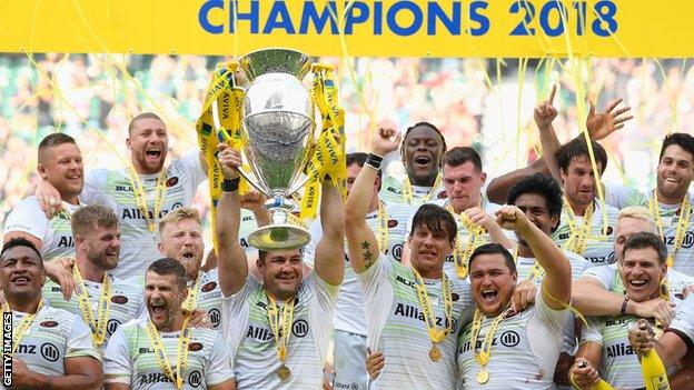 Saracens plans lift the Premiership trophy after their 2-172018 triumph