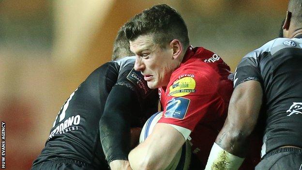 Scott Williams is halted by Toulon