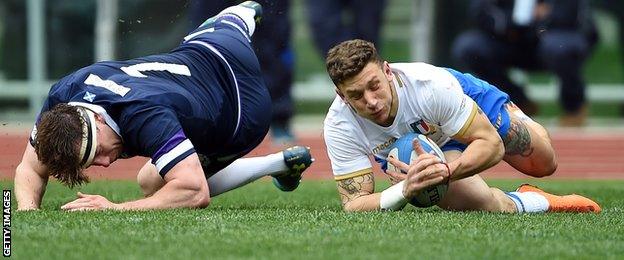 Matteo Minozzi scores for Italy