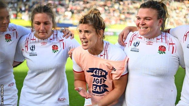 Captain Sarah Hunter talks to her team after the final