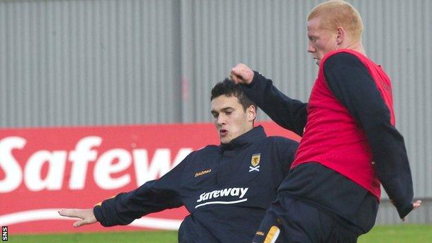 Ian Murray and Gary Holt during Scotland training in 2004