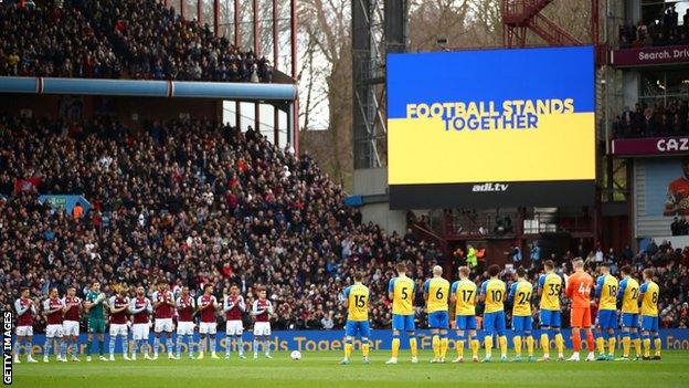 Aston Villa and Southampton players take part in a minute's applause for Ukraine before kick-off