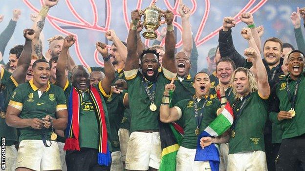 Siya Kolisi lifts World Cup