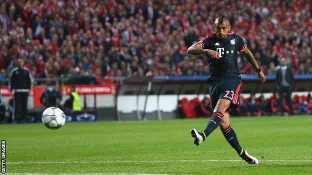 Arturo Vidal scores for Bayern Munich at Benfica