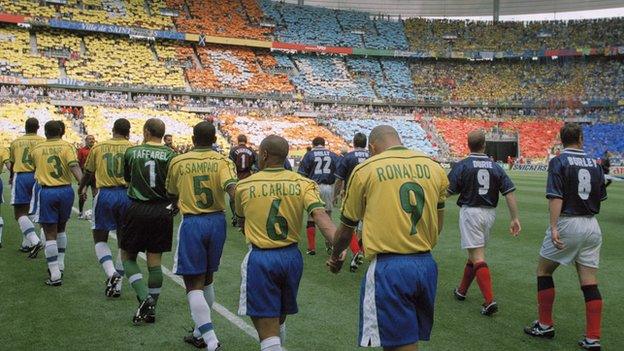 Fanion De Foot Brésil Vs France - Finale Coupe Du Monde 1998 - 10x9 Cm - Très Bon état