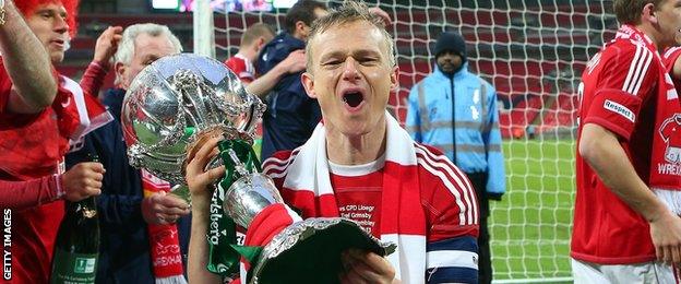 Dean Keates with the FA Trophy