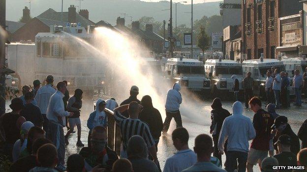 Water cannon being used by police in Belfast (12/07/05)