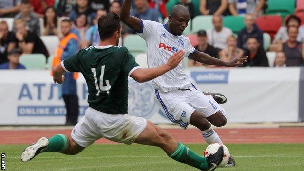 Derry's Gavin Peers tackles Seidu Yahaya of Dinamo Minsk