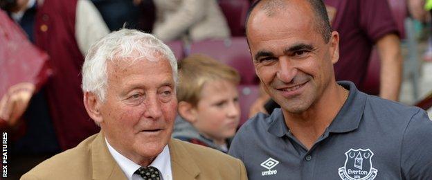 Alex Young with Everton manager Roberto Martinez in 2015