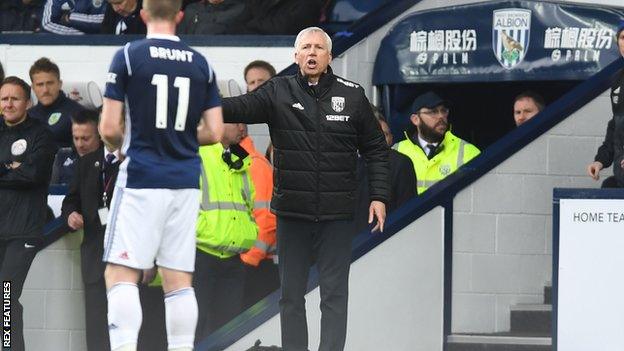 Alan Pardew shouts instructions to Chris Brunt