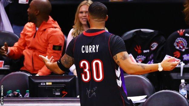 Drake wears Dell Curry Raptors jersey