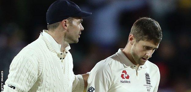 Chris Woakes talks to James Anderson