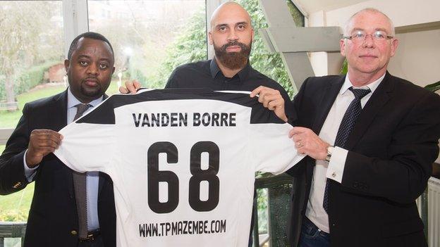 Anthony Vanden Borre (centre)