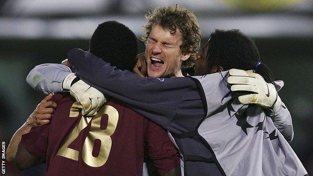 Arsenal celebrate reaching the 2006 Champions League final