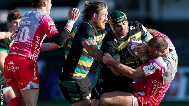 Dragons' Jamie Roberts challenges JJ Tonks of Northampton