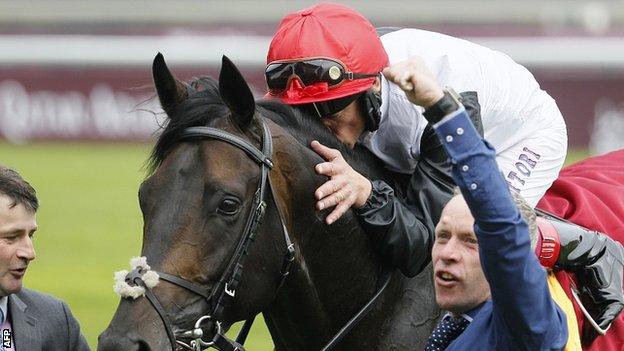 Frankie Dettori kisses Golden Horn