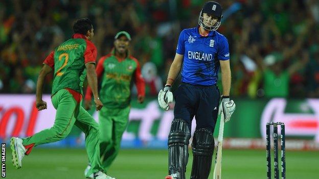 Joe Root walks off dejected after losing his wicket against Bangladesh at the 2015 Cricket World Cup