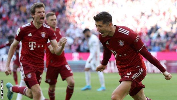 Lewandowski's penalty secures a third straight league win for Bayern