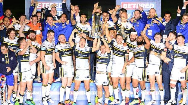 Leeds Rhinos lift the Super League trophy in 2017