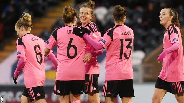 Scotland's Hayley Lauder (centre)