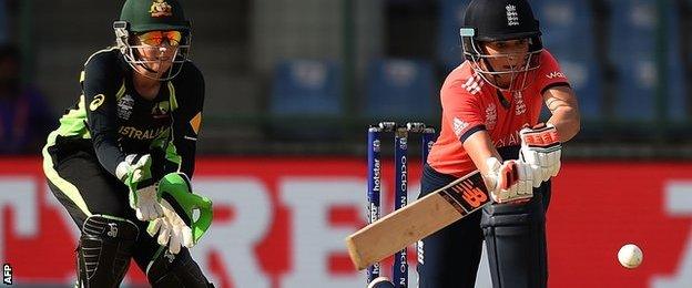 Charlotte Edwards bats as Alyssa Healy watches on