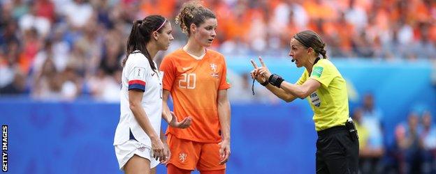 Stephanie Frappart speaks to American and Dutch players during the 2019 Women's World Cup final