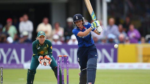 Charlotte Edwards bats as Alyssa Healy keeps wicket