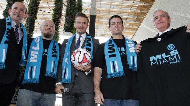 David Beckham (centre)