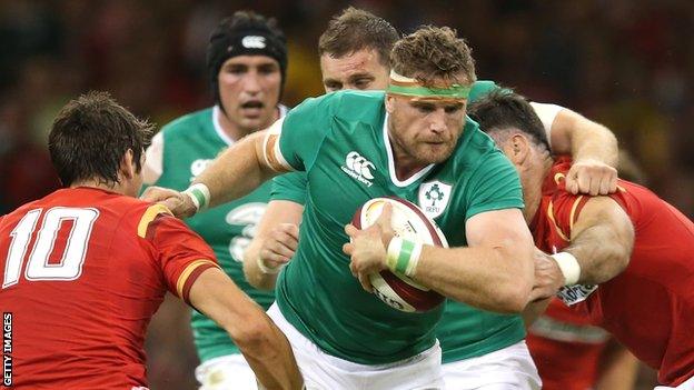 Ireland's Jamie Heaslip (centre) takes on Wales' James Hook (left) and Mike Phillips (right)